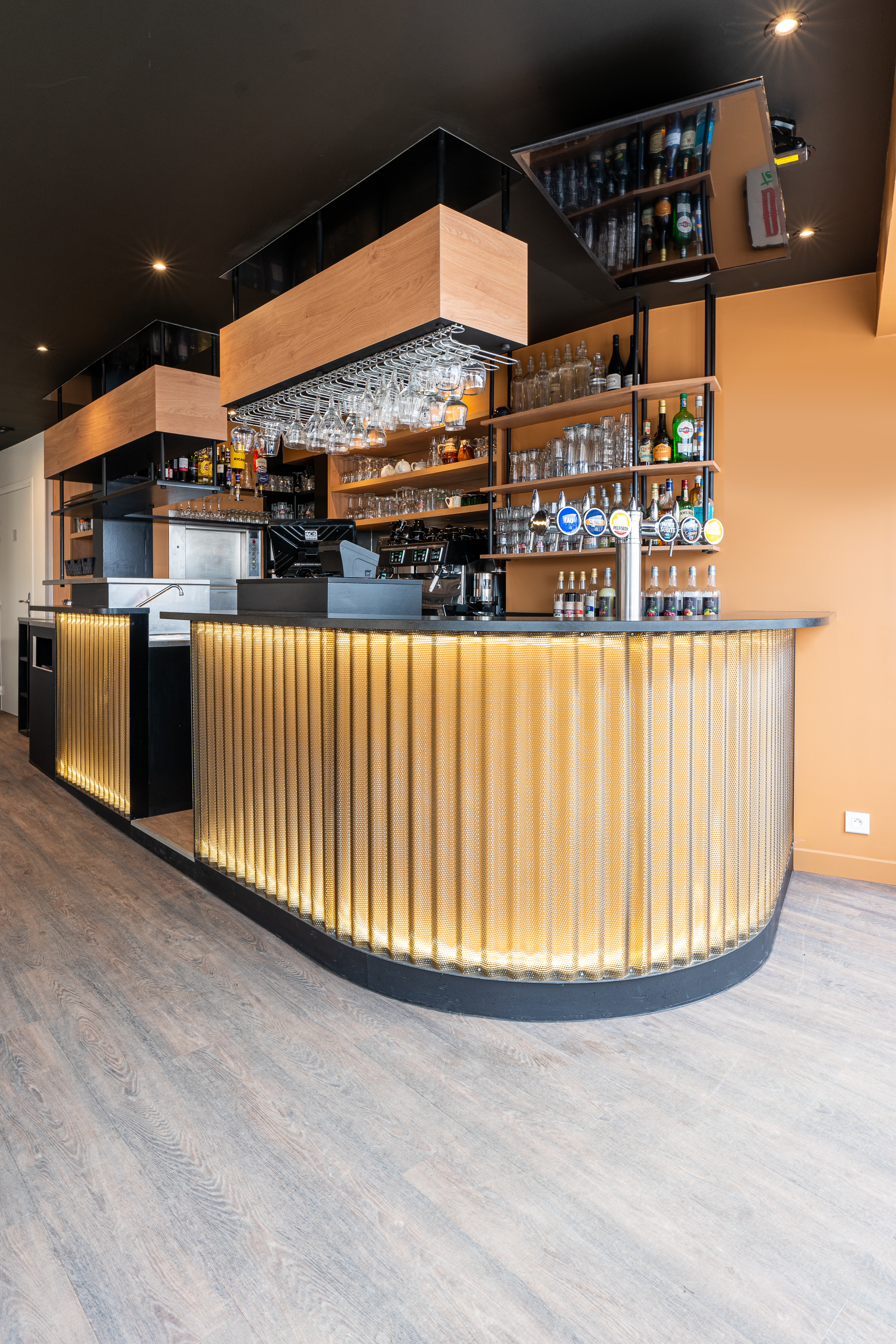 comptoir avec revêtement métallique et tireuse à bières