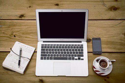 Pour tenir un blog : ordinateur, carnet, café, stylo