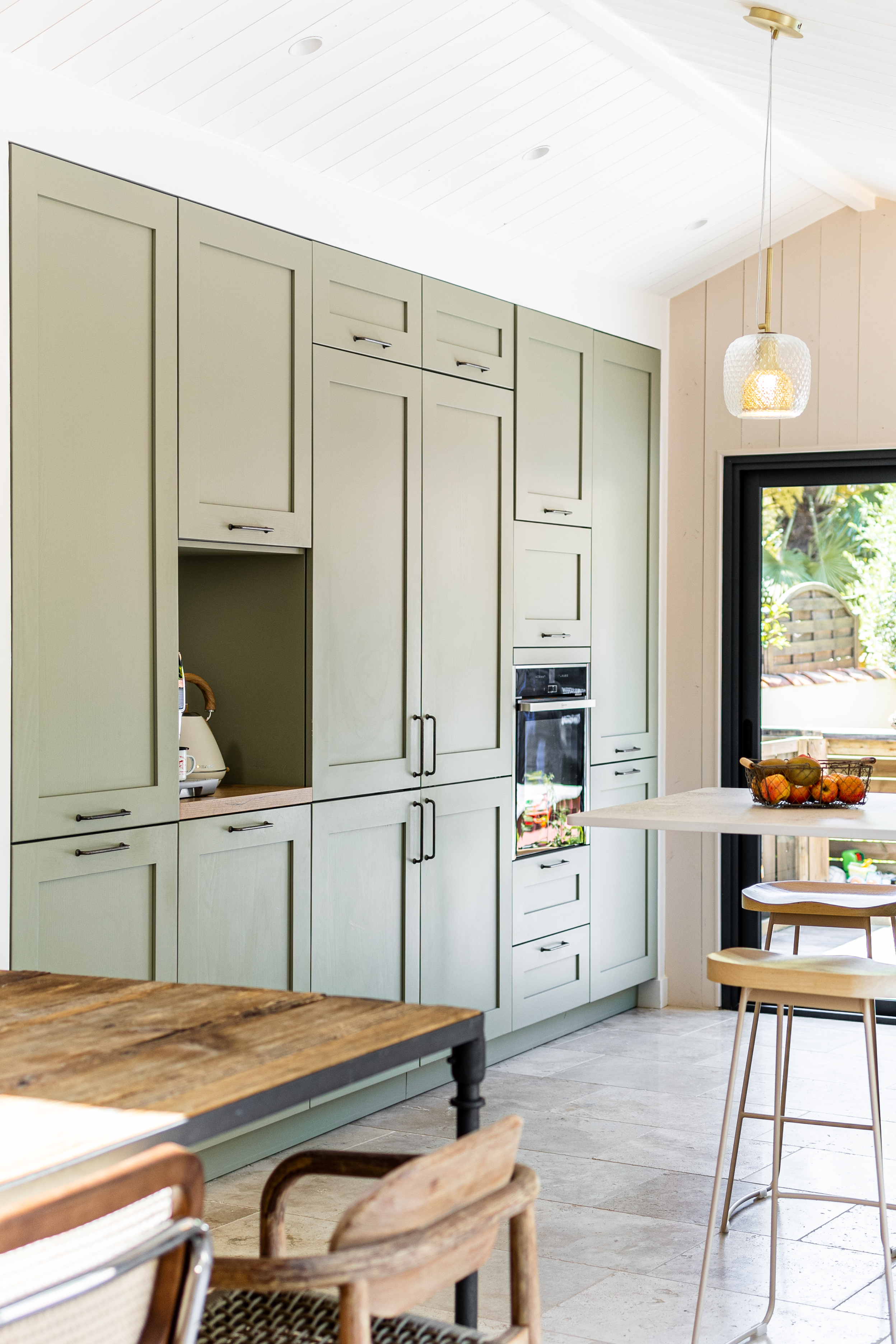 cuisine ouverte vert sauge dans une maison à La Rochelle