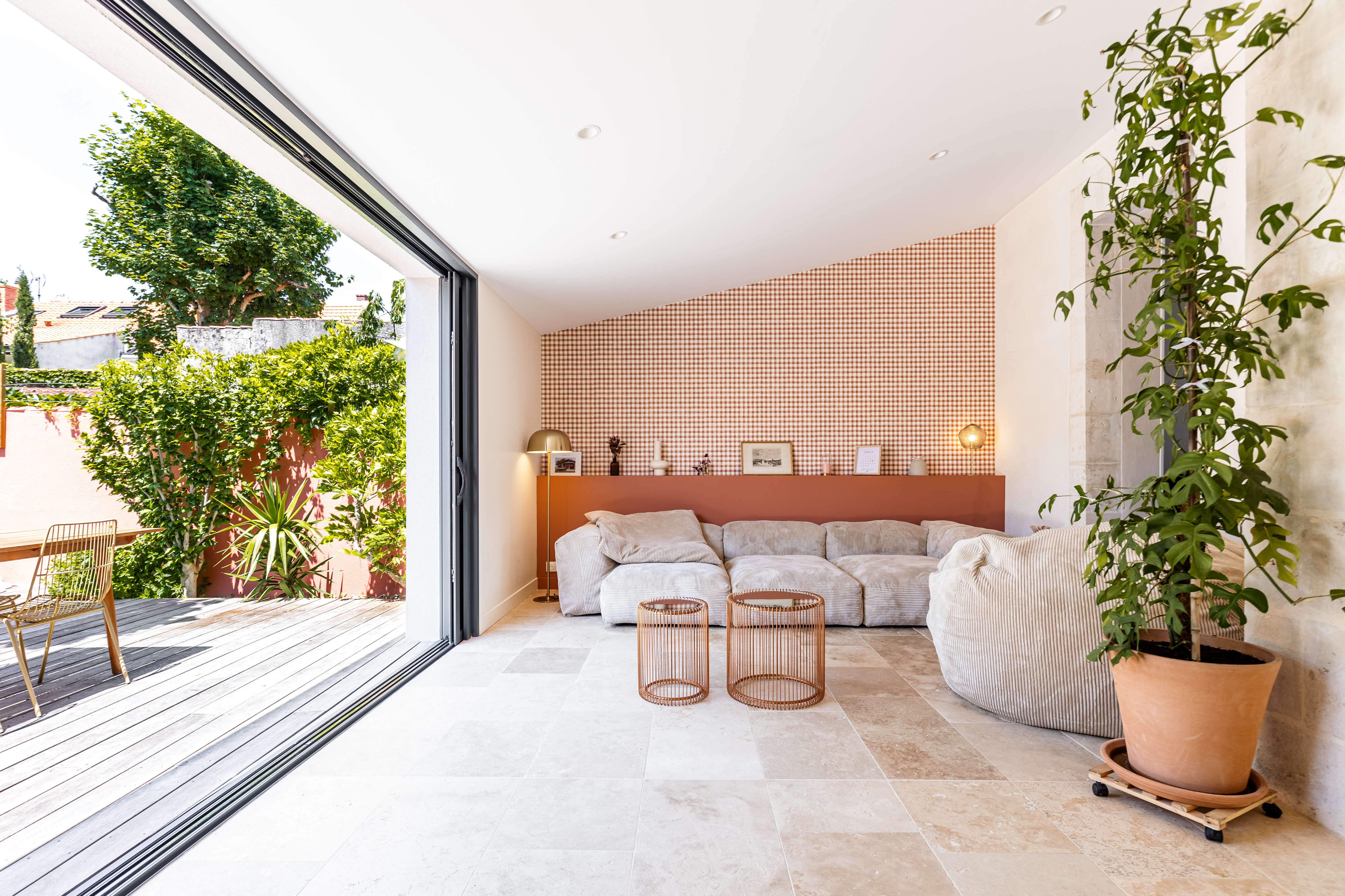 salon avec baie vitrée à galandage dans une rénovation par l'architecte Clémentine Roy