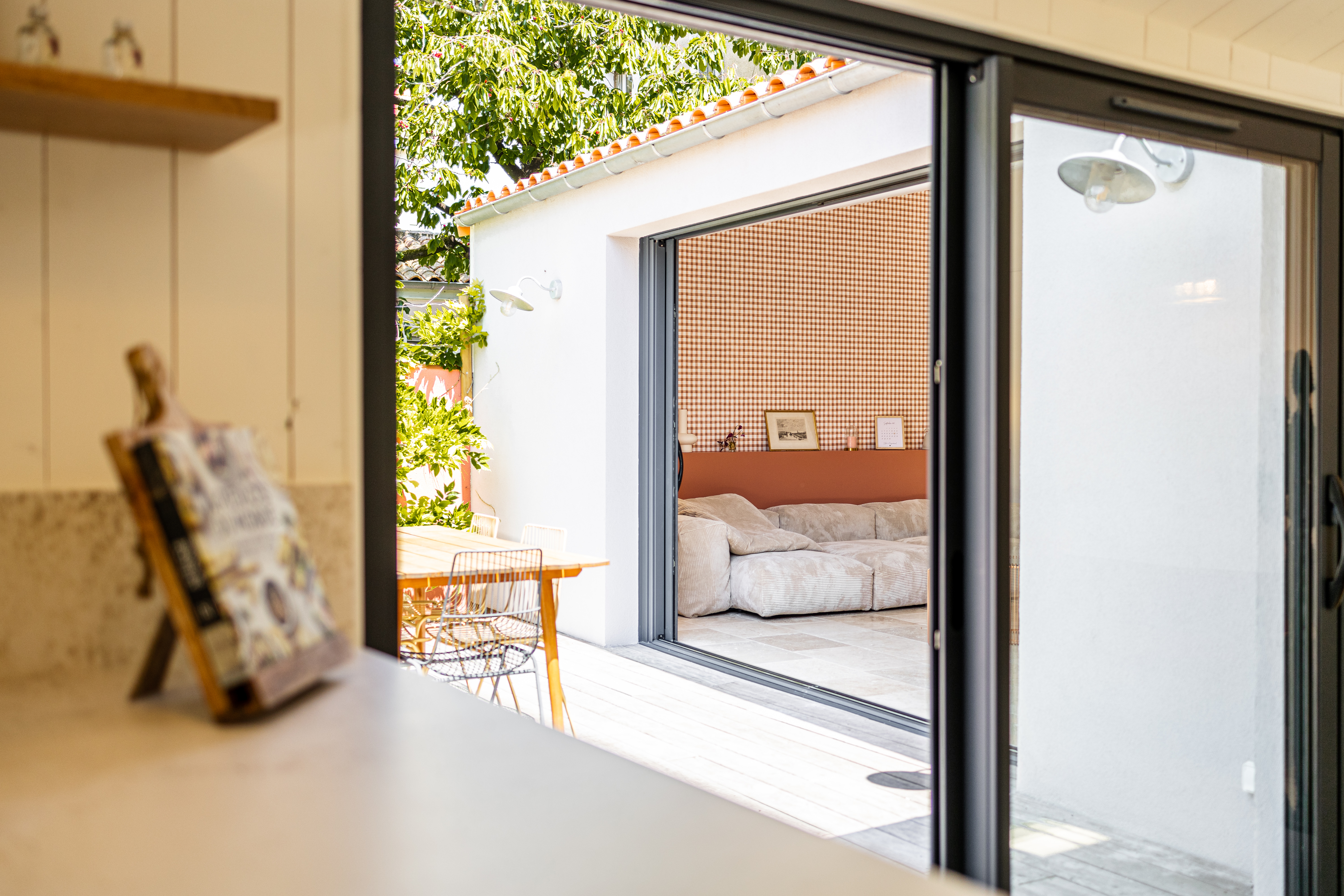 rénovation d'un séjour avec papier peint vichy