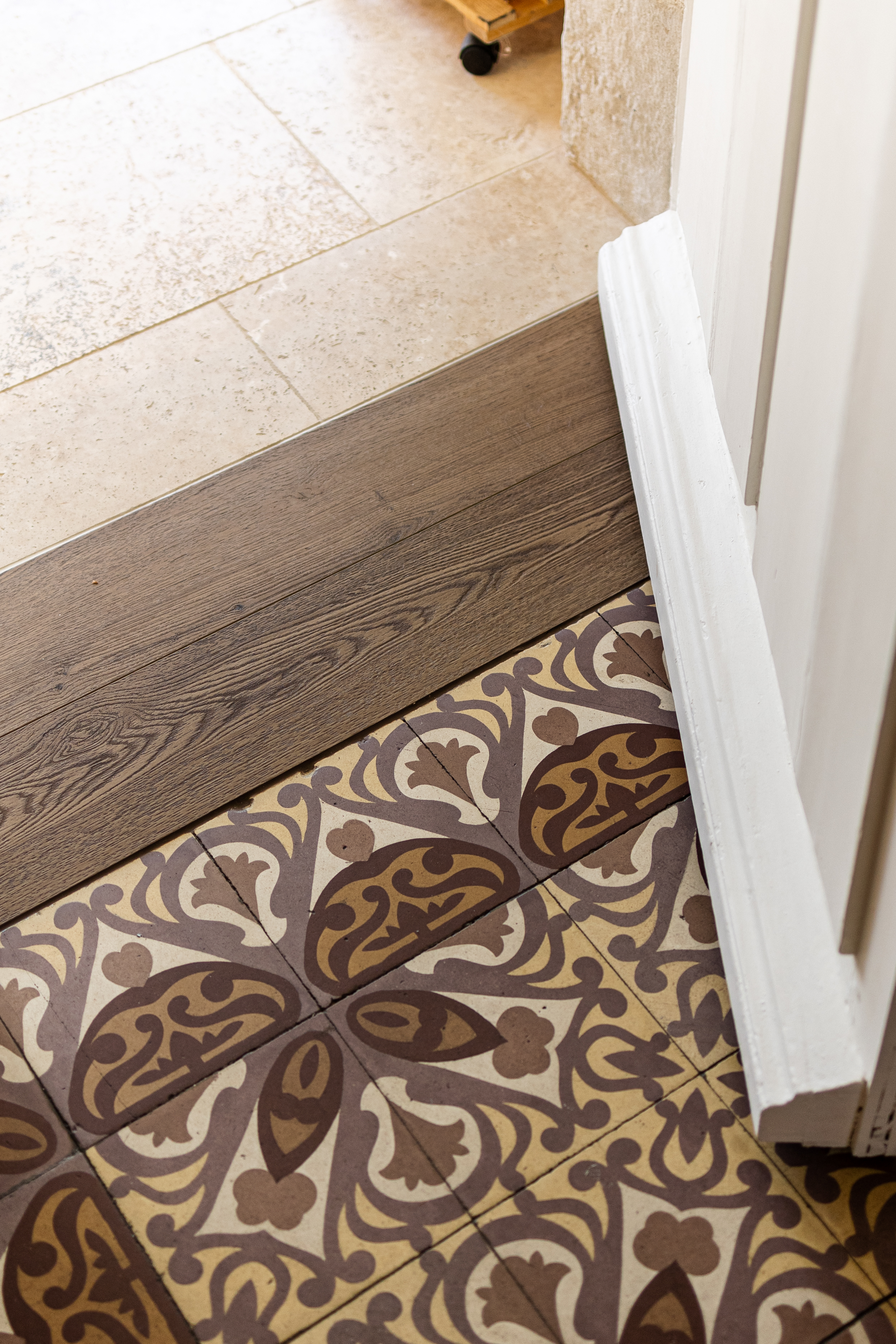 détail d'un carrelage à motif dans une entrée