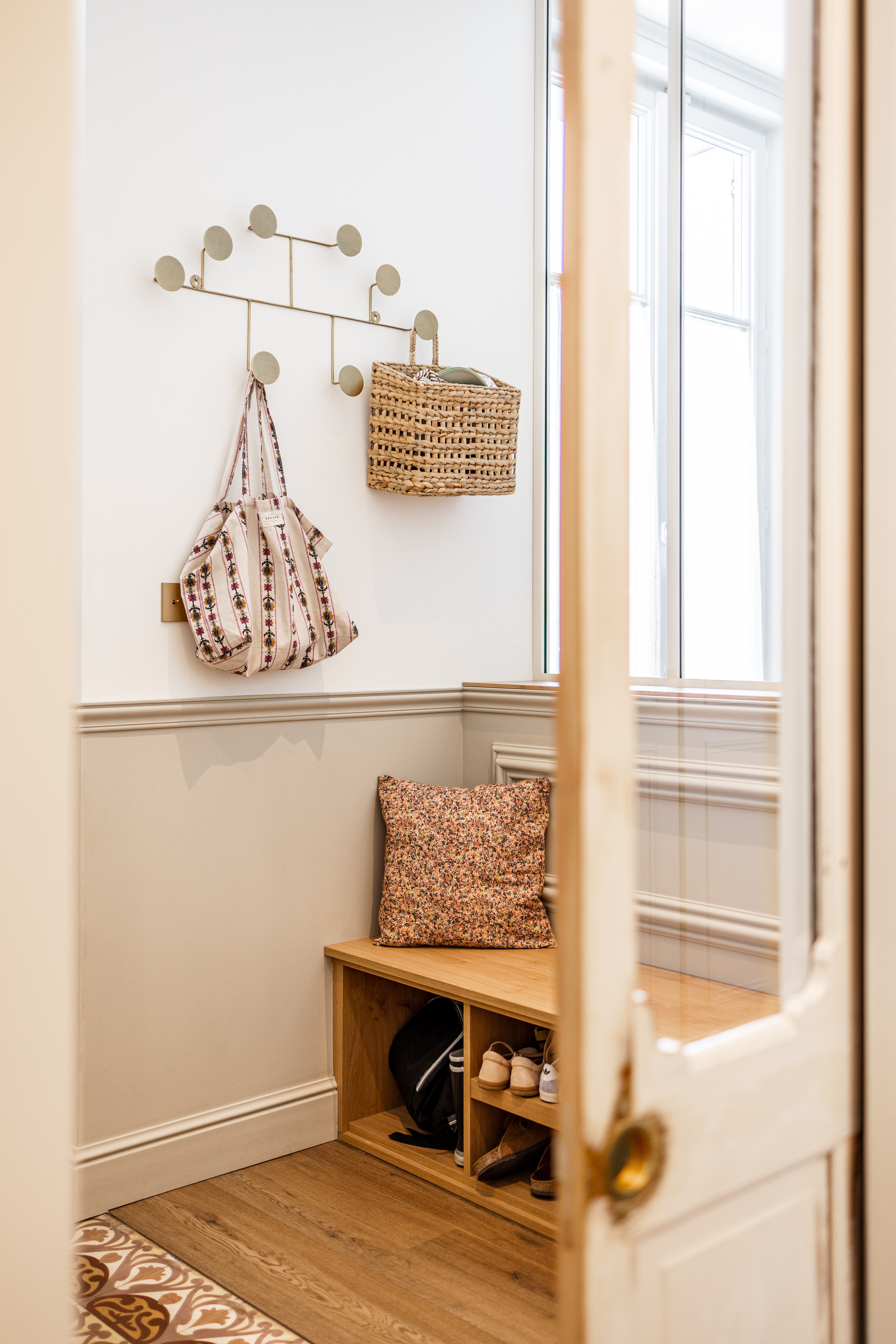 banc et rangements dans une entrée 