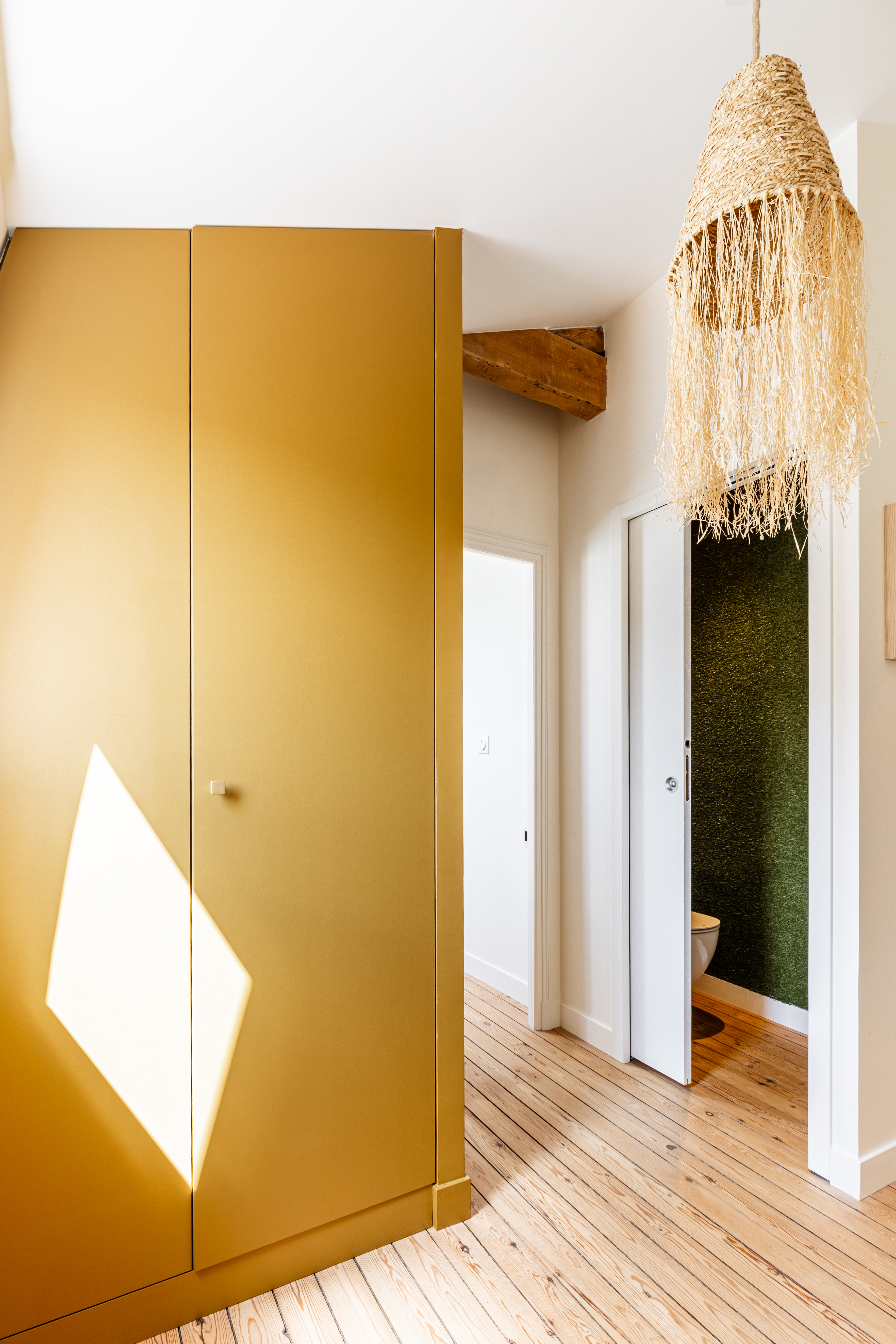 penderie ocre sur mesure et suspension en paille