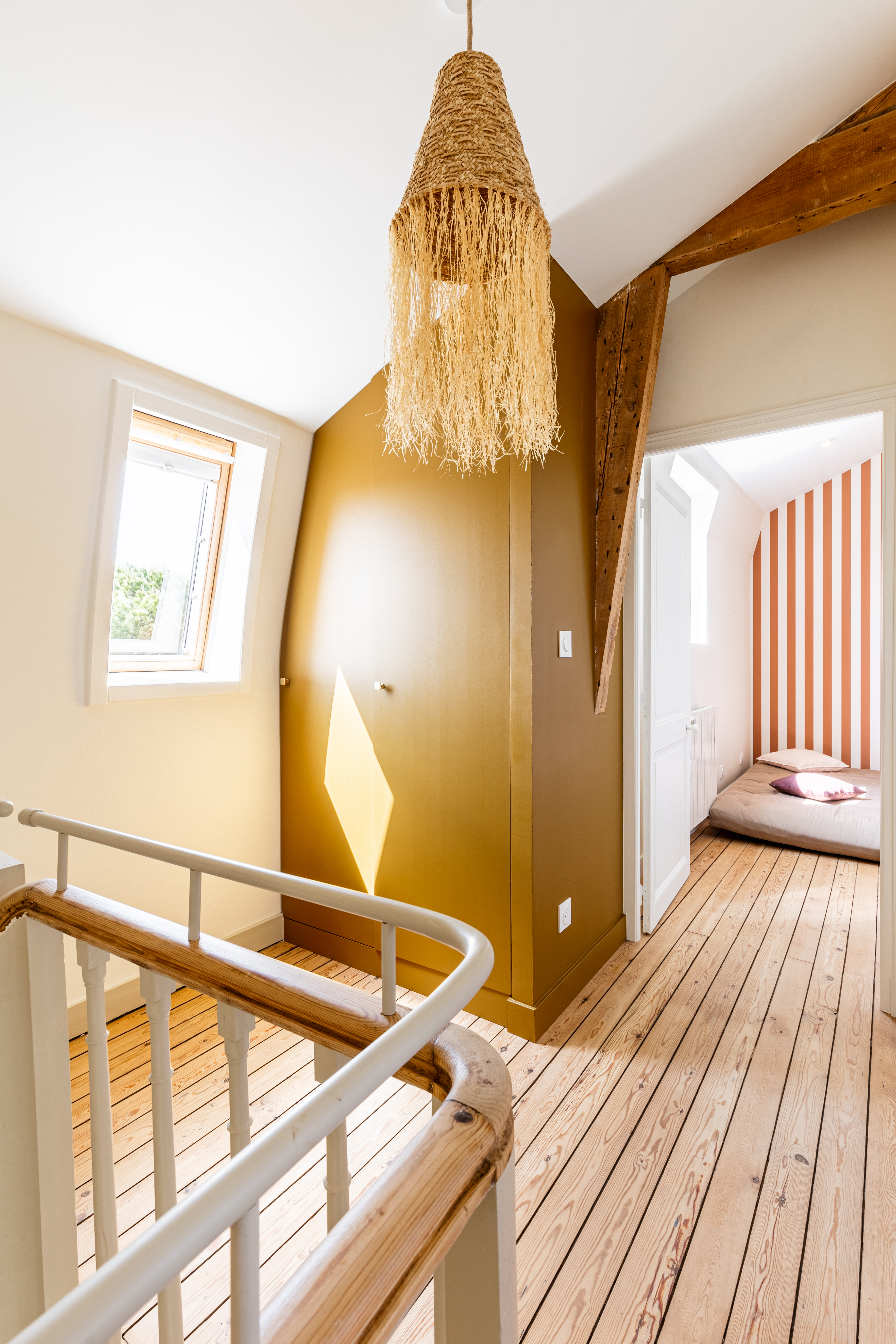 pallier sous combles lumineux avec placard sur mesure