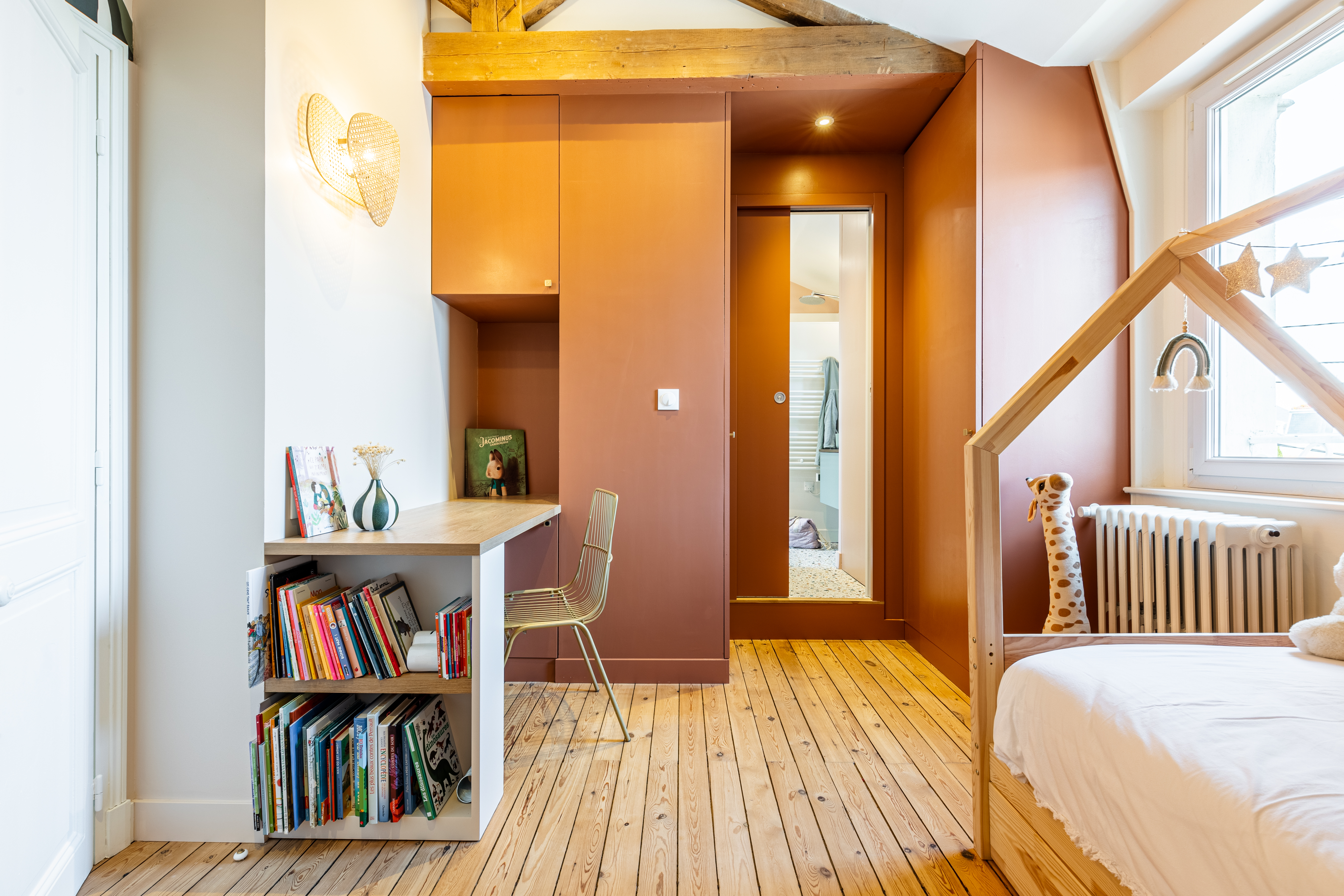 chambre d'enfant avec bureau sur mesure et peinture terracotta