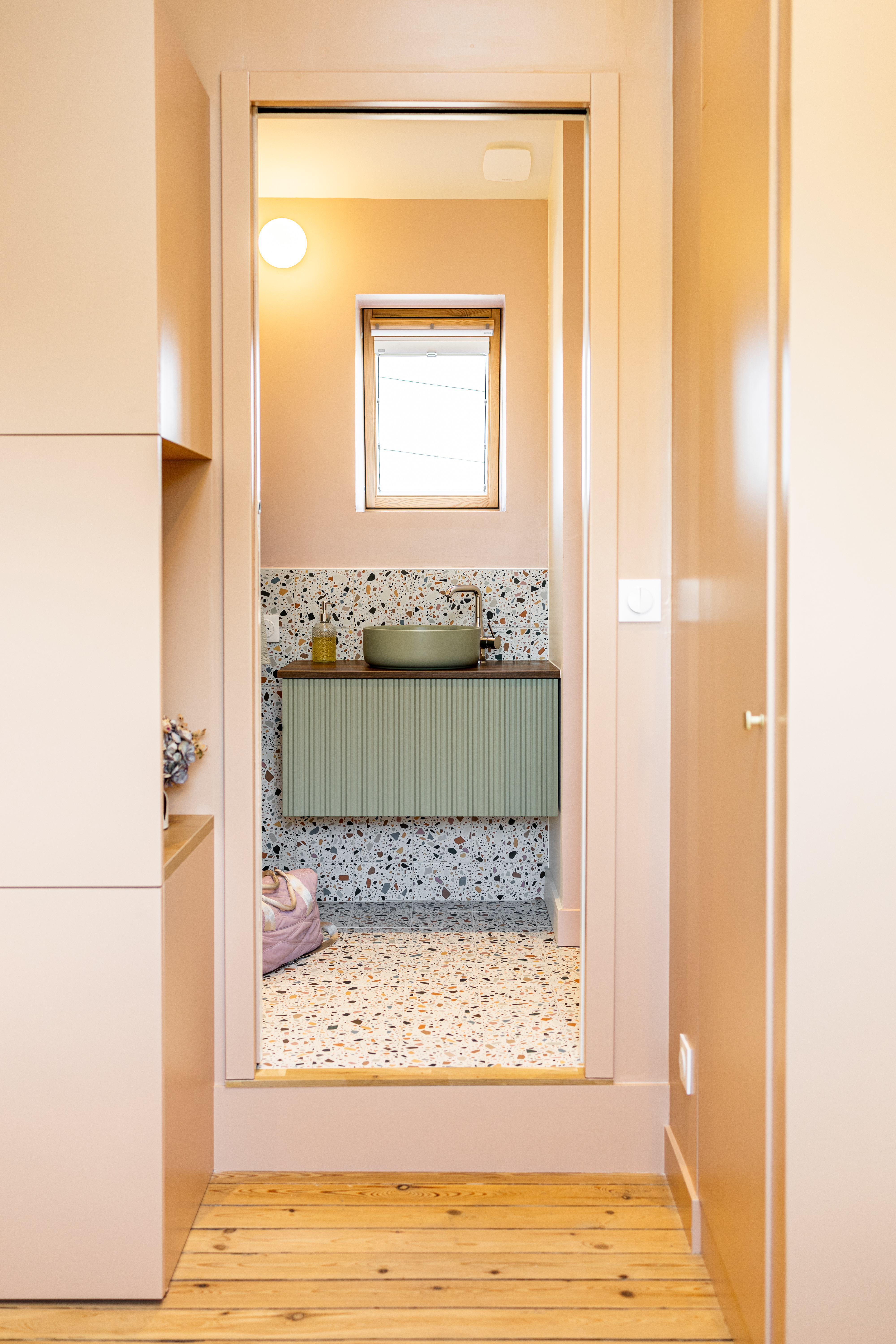 petite salle d'eau optimisée avec terrazzo