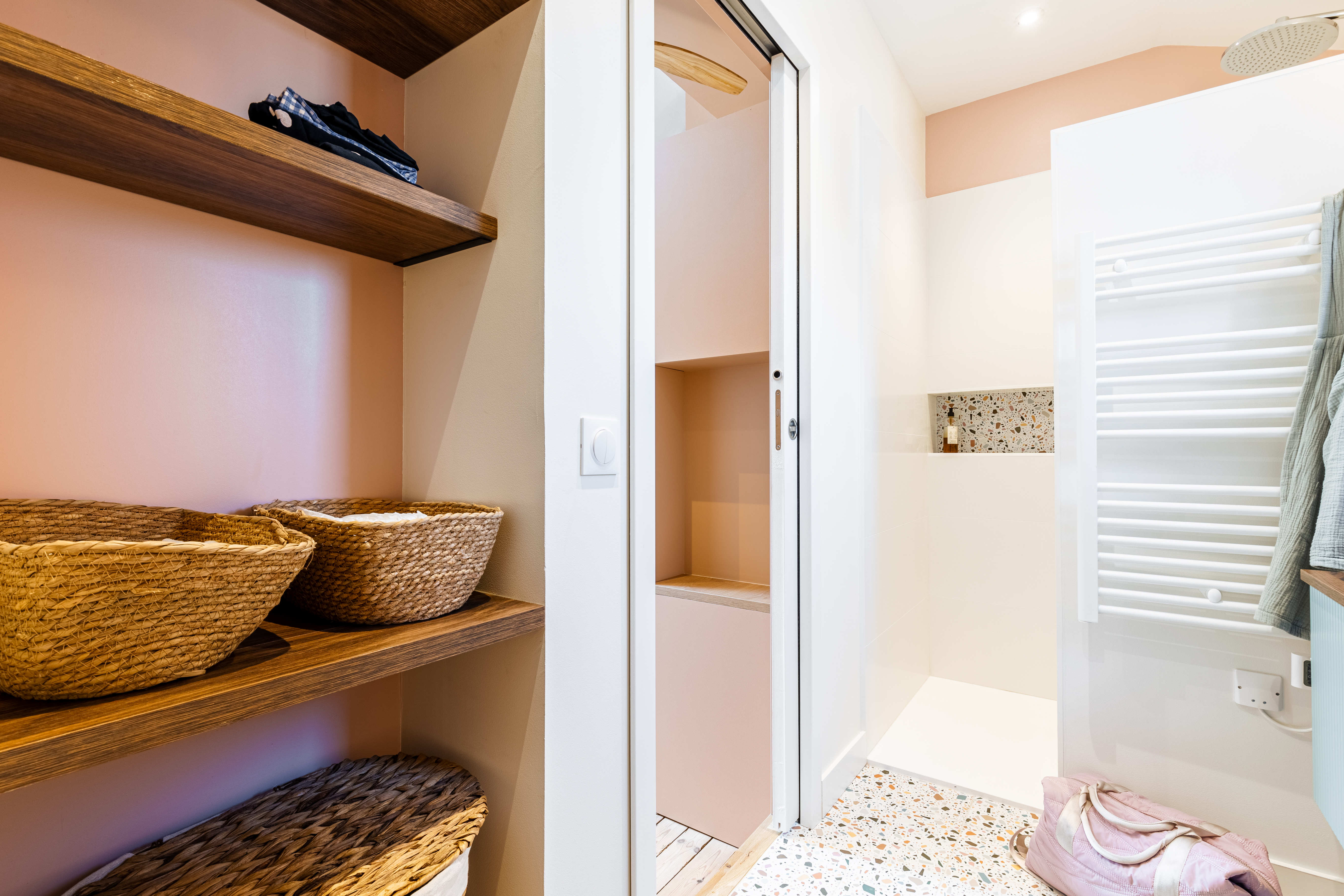 douche en terrazzo et peinture rose bonbon