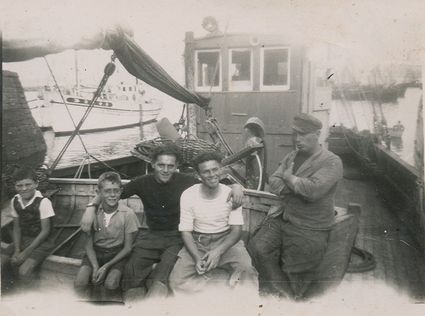 Mon pere joseph en blanc sur le face au vent 1948