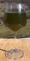 La couleur du purin de consoude visible dans un verre
