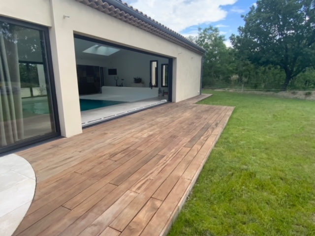 terrasse bois exotique en cumaru avec engazonnement