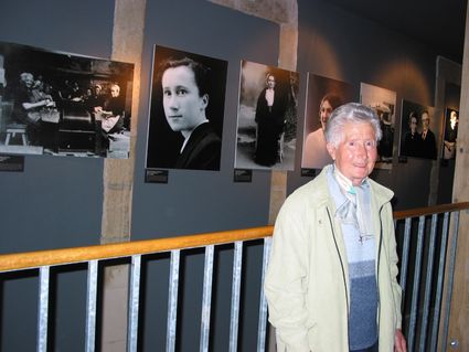 Marie henriette en 2004 devant son portrait