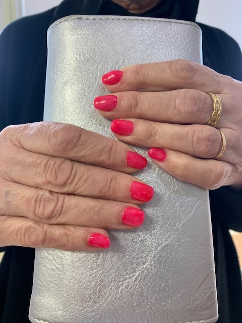 Styliste-d-ongle-institt-reverie-saint-romain-le-puy-pose-de-gels-bio-vegan-avec-couleur