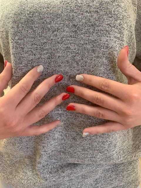 Prothesiste-ongulaire-pose-de-capsules-gels-bio-vegan-avec-couleur-institut-reverie