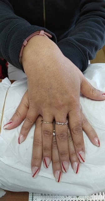 Institut-reverie-saint-romain-le-puy-pose-de-capsules-gels-decos-onglerie