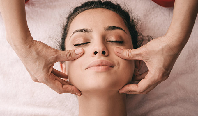 Drainage lymphatique du visage  à Sainte Clotilde. L'objectif de ce drainage est de redonner de l'éclat, santé et diminuer l'enflure  de votre visage
