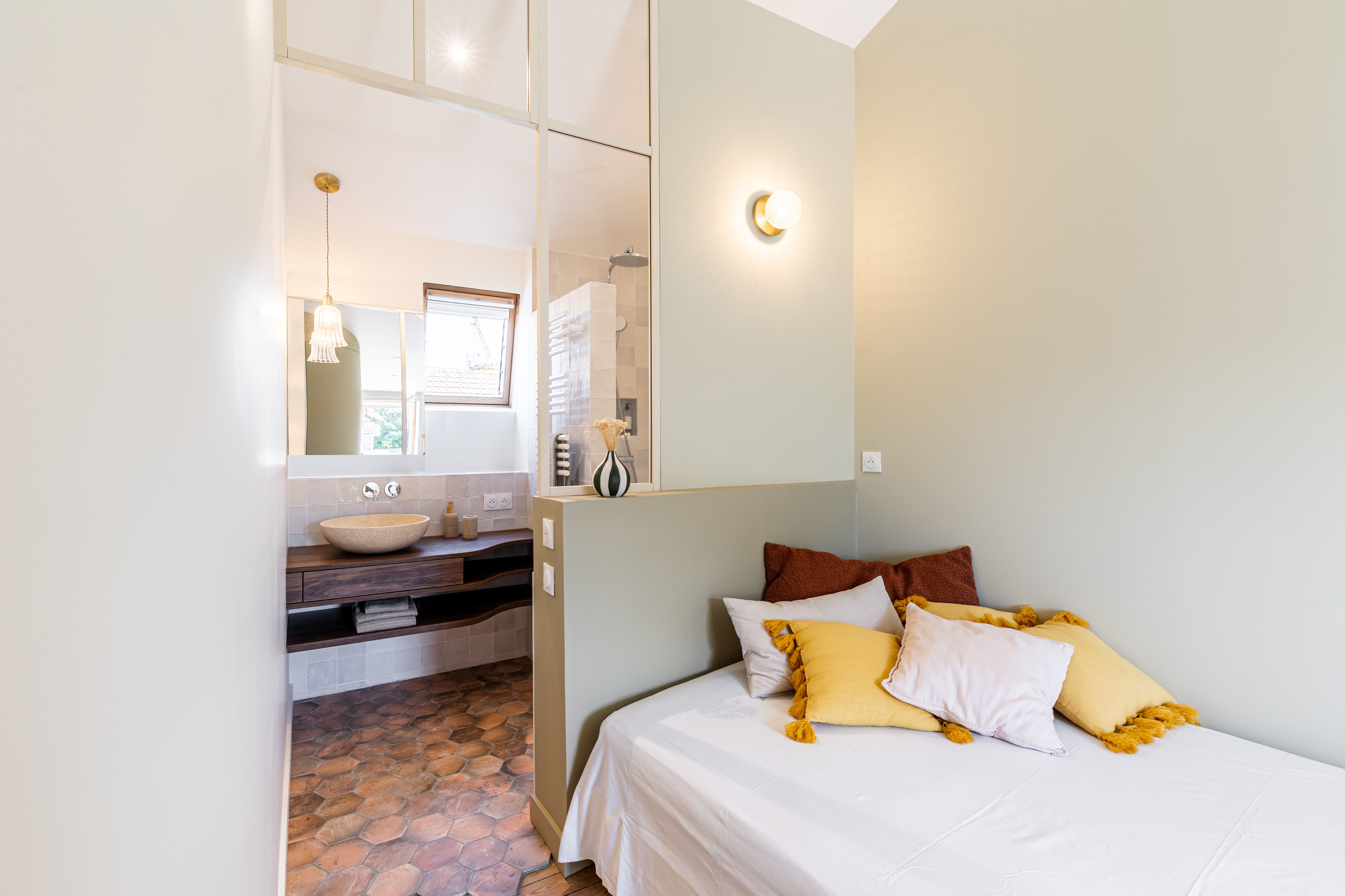 petite chambre d'amis avec salle d'eau et tomettes