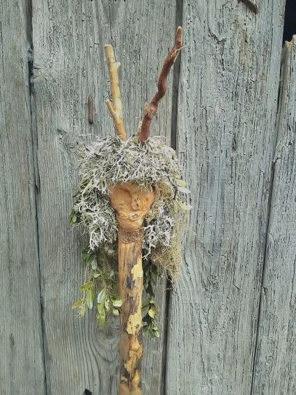 FINGALL Bâton de marche
Tête sculptée
Buis et lichen