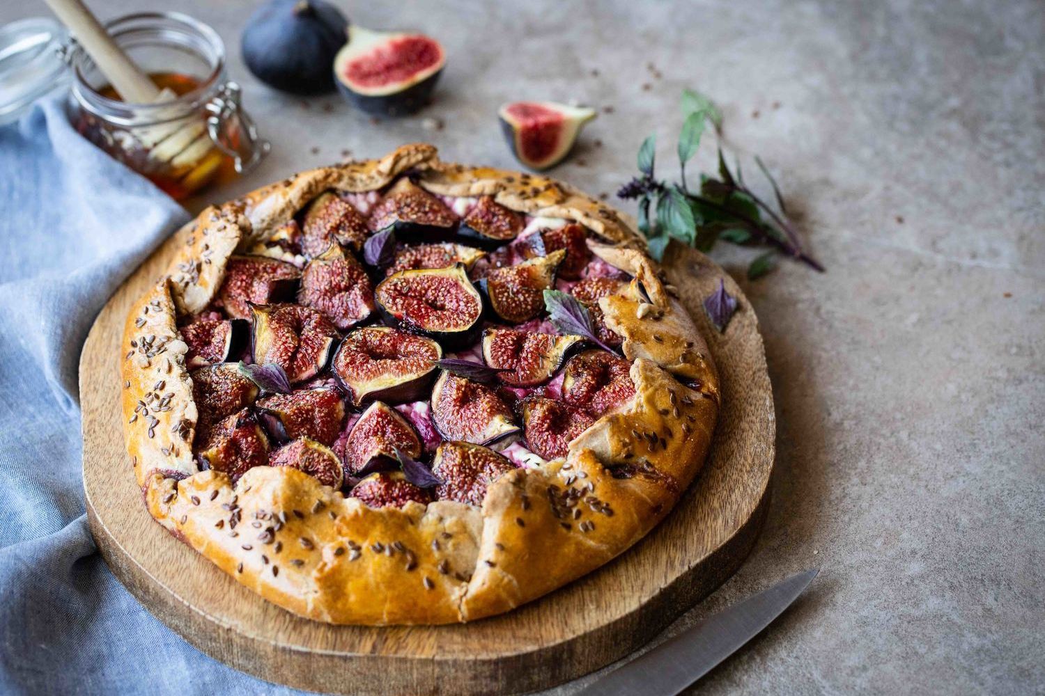 Tarte-rustique-aux-figues-chevre-frais-oignons-confits-1335852