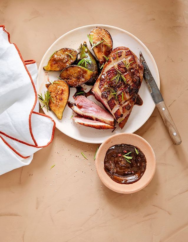Magrets-de-canard-marines-au-cafe-et-figues-au-barbecue