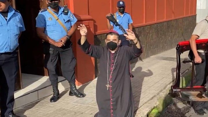 Nicaragua : l'évêque Alvarez libéré de prison refuse l'exil et retourne en prison