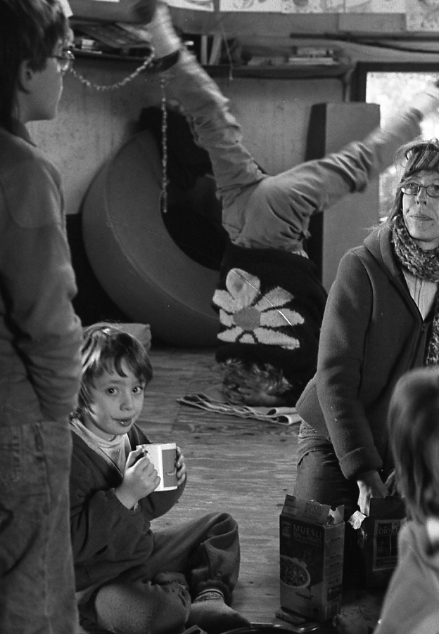 Simple regard sur fond de mouvement
