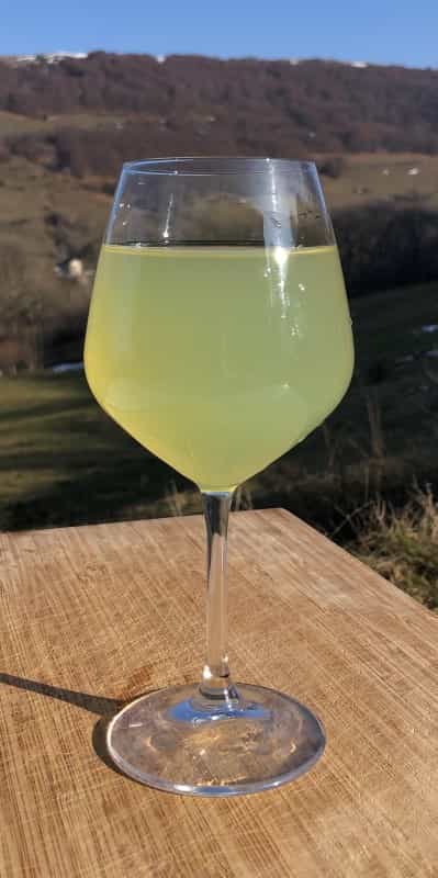 Purin de sureau dans un verre