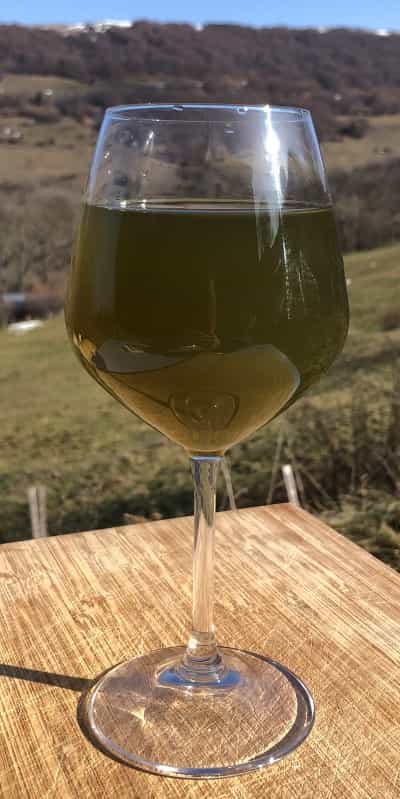 Purin de consoude dans un verre