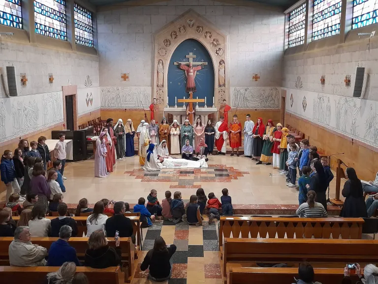 Representation de la Passion avec les lycéens du Cours Saint-François de Sales-Troyes et remise de la croix