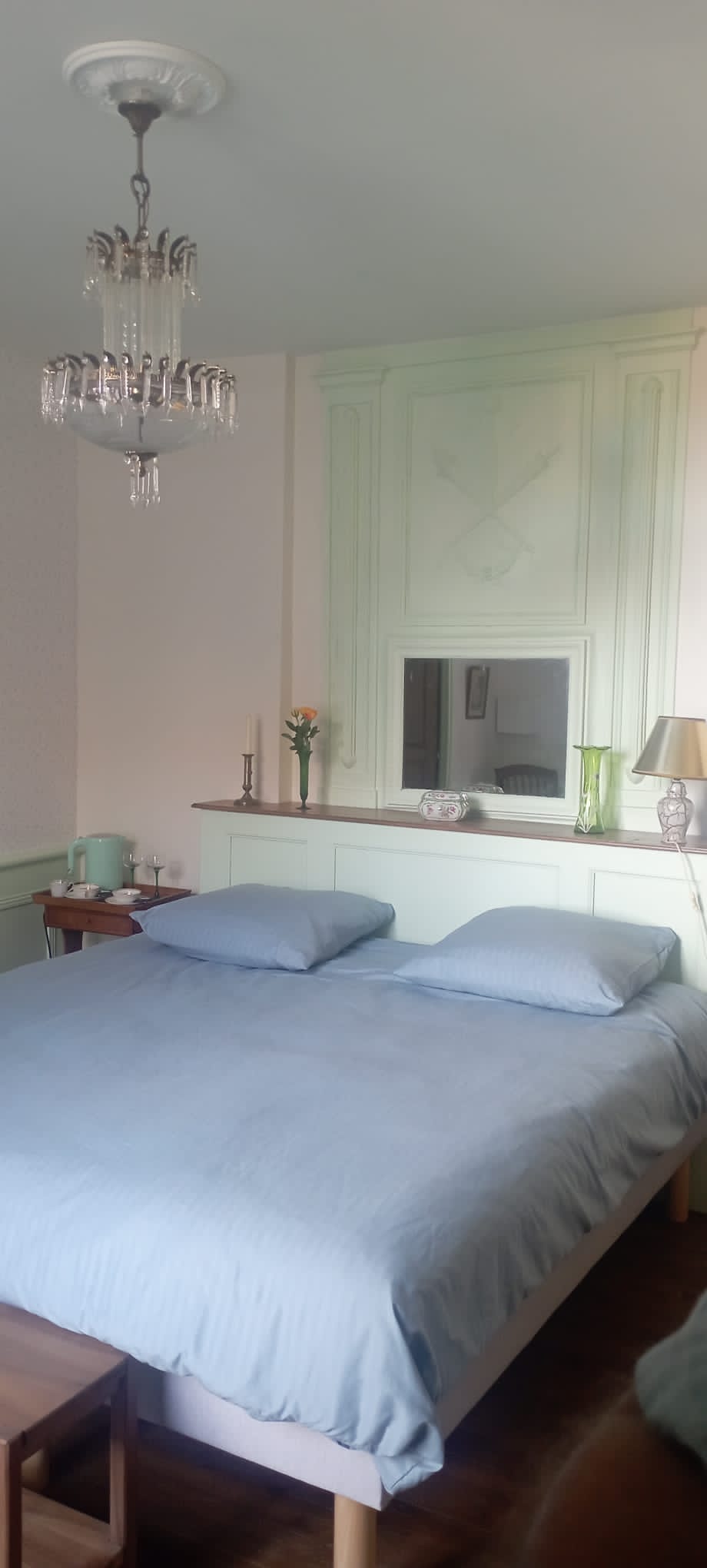 chambre verte 16 m2 avec salle de bain et toilettes privatifs
reposante avec vue sur quelques maisons médiévales
