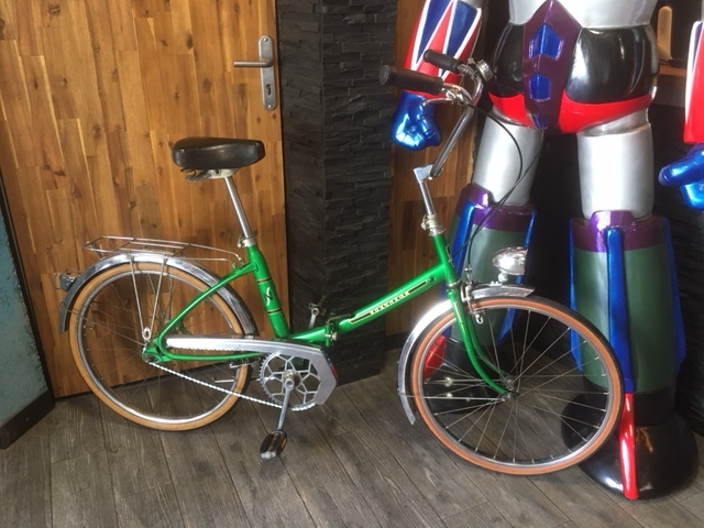 Velo vinbtage peugeot customise acier vert et chrome roue 550 1 vitesses taille 1M50 a 1M75 prix 170 euro velo grave 