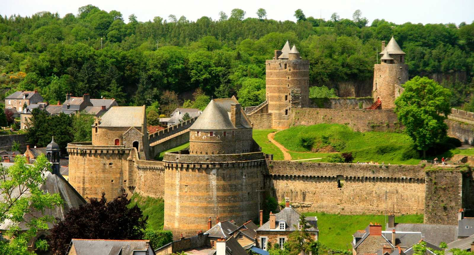 Le-chateau-feodal-de-Fougeres-a-11-km