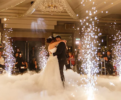 Fumee-lourde-et-4-jet-d-etincelles