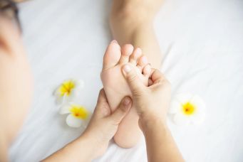 Femme-recevant-service-massage-pieds-masseuse-se-bouchent-pieds-mains-concept-service-massage