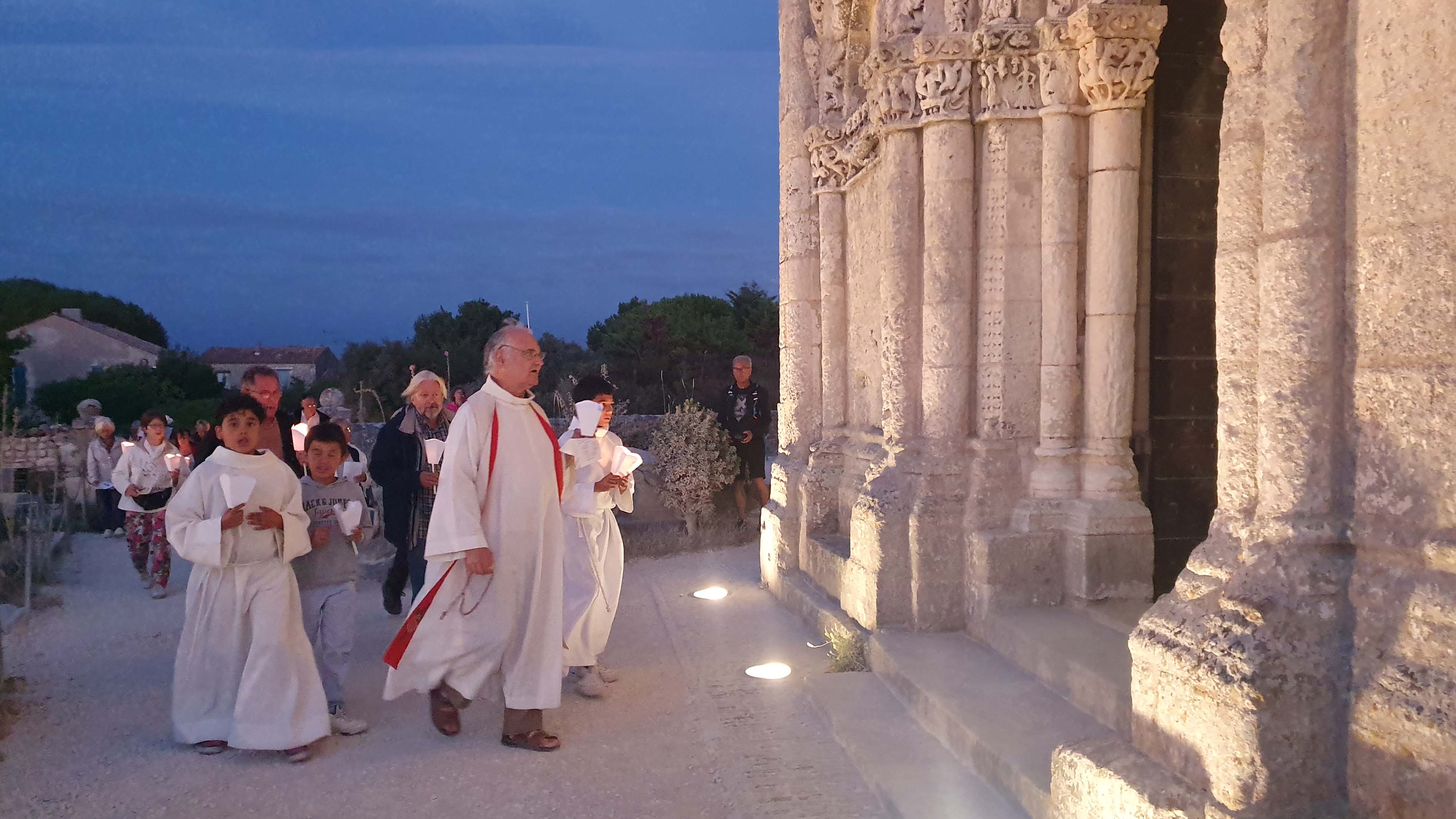 20230814 213920 procession entree eglise