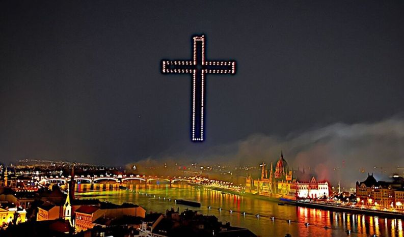 La Croix dans le ciel au-dessus de Budapest : un signe des temps dans la capitale hongroise ?