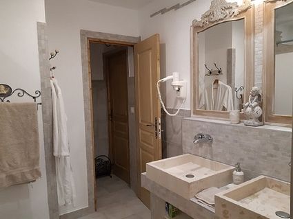Double vasque marbre chambre provence villa la licorne belcodene