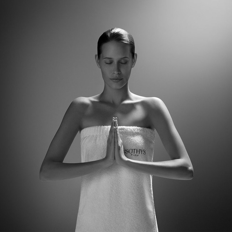 Un rituel énergétique Mayonggo indonésien. Massage global du corps et rituel respiratoire cliente et esthéticienne