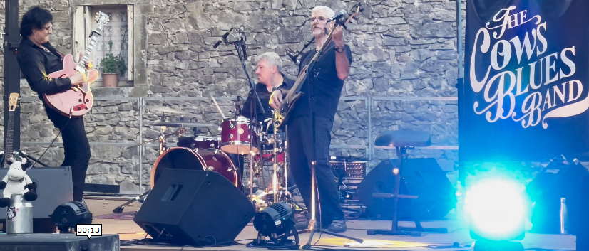  Après la prestation de notre groupe de jazz et de blues nous proposons en option une animation DJ : Festivals, vides greniers, manifestations publiques, écoles, médiathèques, fêtes communales, associations, collectivités, comités des fêtes, célébrations, congrès, cocktails, mariages, anniversaires, baptêmes,départ à la retraite, bar-mitzvah, galas, soirées d'étudiants,comités d'entreprises, inaugurations etc.
