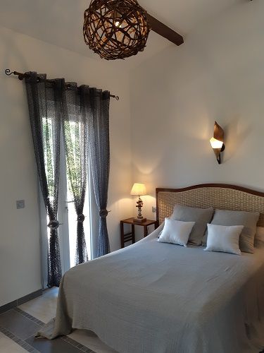 Chambre d hotes bali avec terrasse exterieure villa la licorne belcodene en provence