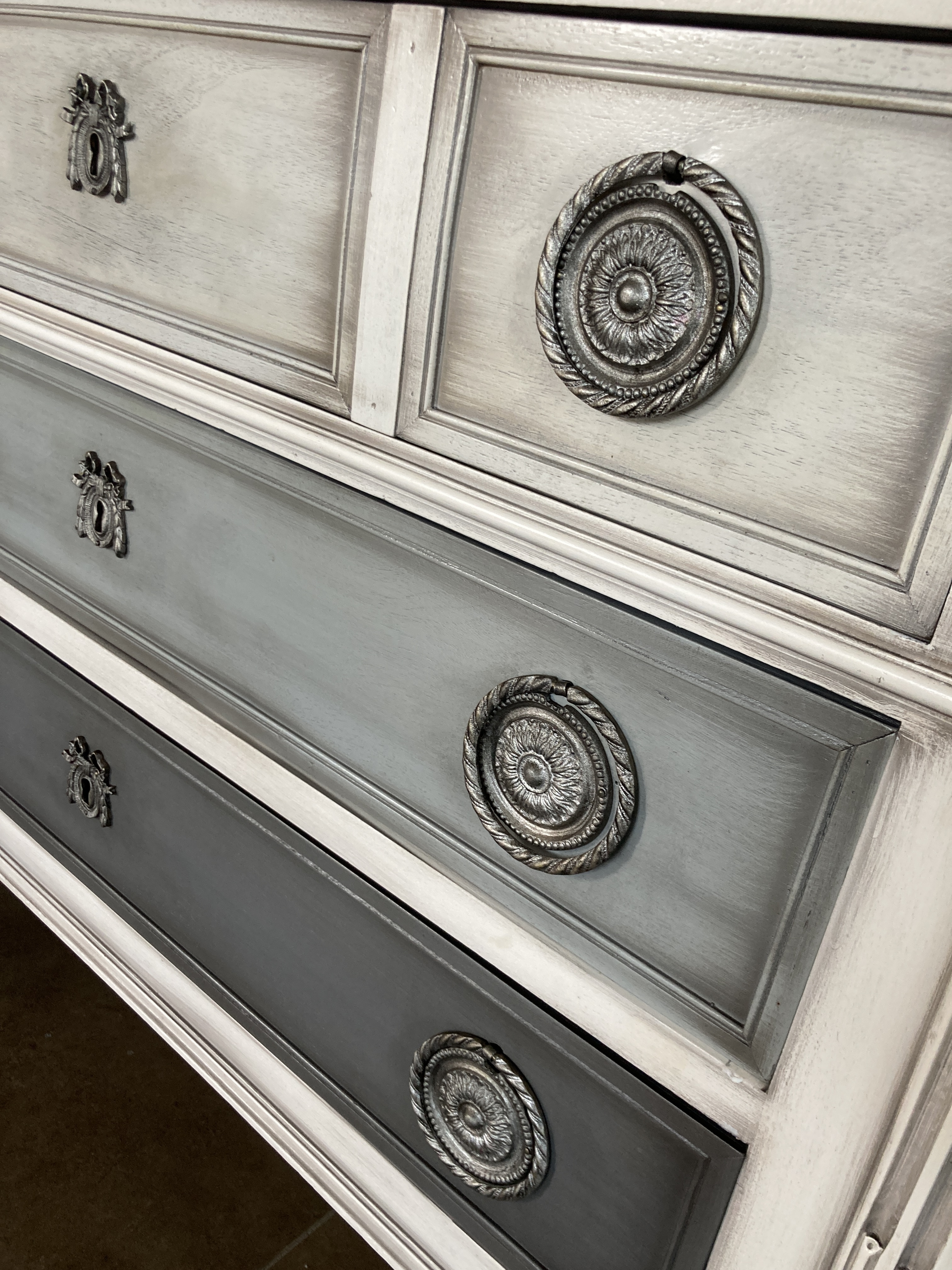 Atelier les renaissances tapissier decorateur relooking meuble commode saint aubin de medoc saint medard en jalles bordeaux cauderan lacanau eysines capferret arcachon le taillan medoc