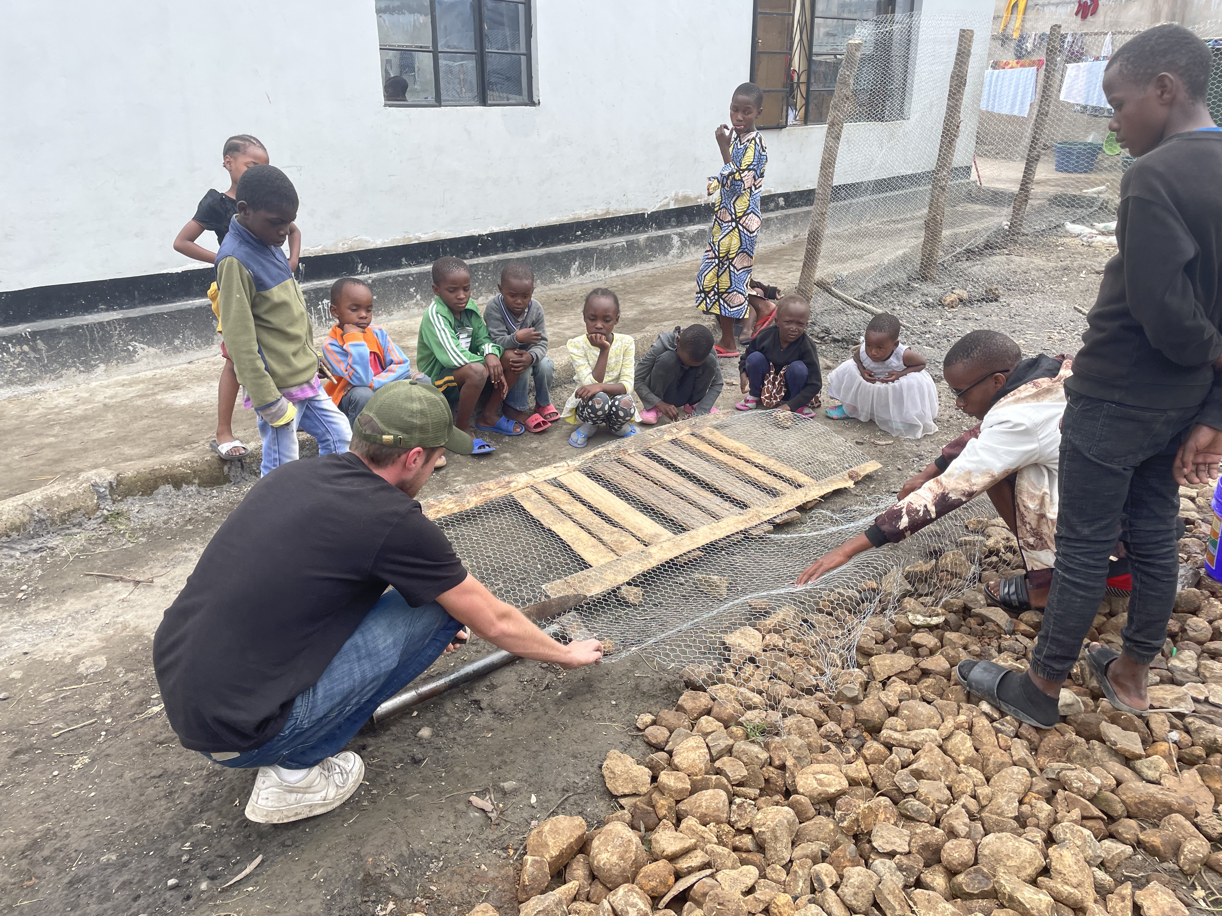 Un poulailler pour l'autonomisation : cultiver l'avenir de l'orphelinat