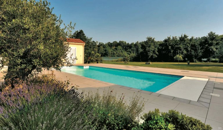 Créer une ambiance naturelle et élégante autour de votre piscine.