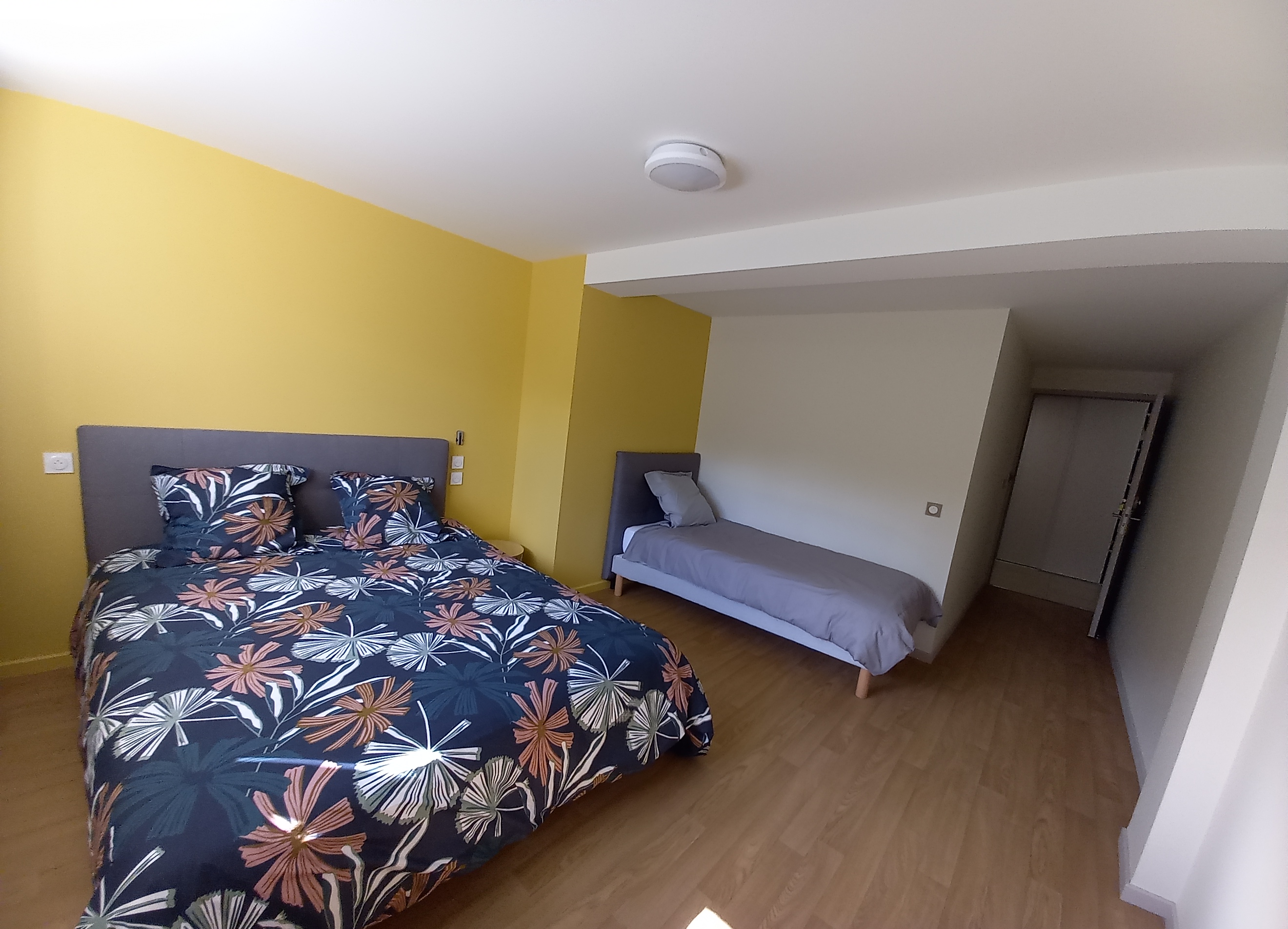 Chambre jaune gite auriac