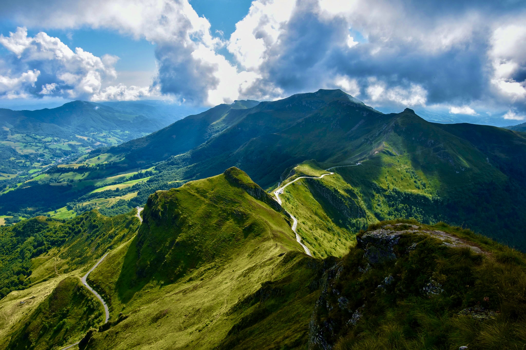 "Le Lioran Cantal", "Hébergement au Lioran", "Restaurant au Lioran", "Séjour en Auvergne", "Station de ski", "ski alpin", "vacances en montagne", "activités hivernales", "Montagne", "Station de Ski", "Été", "Hiver". 