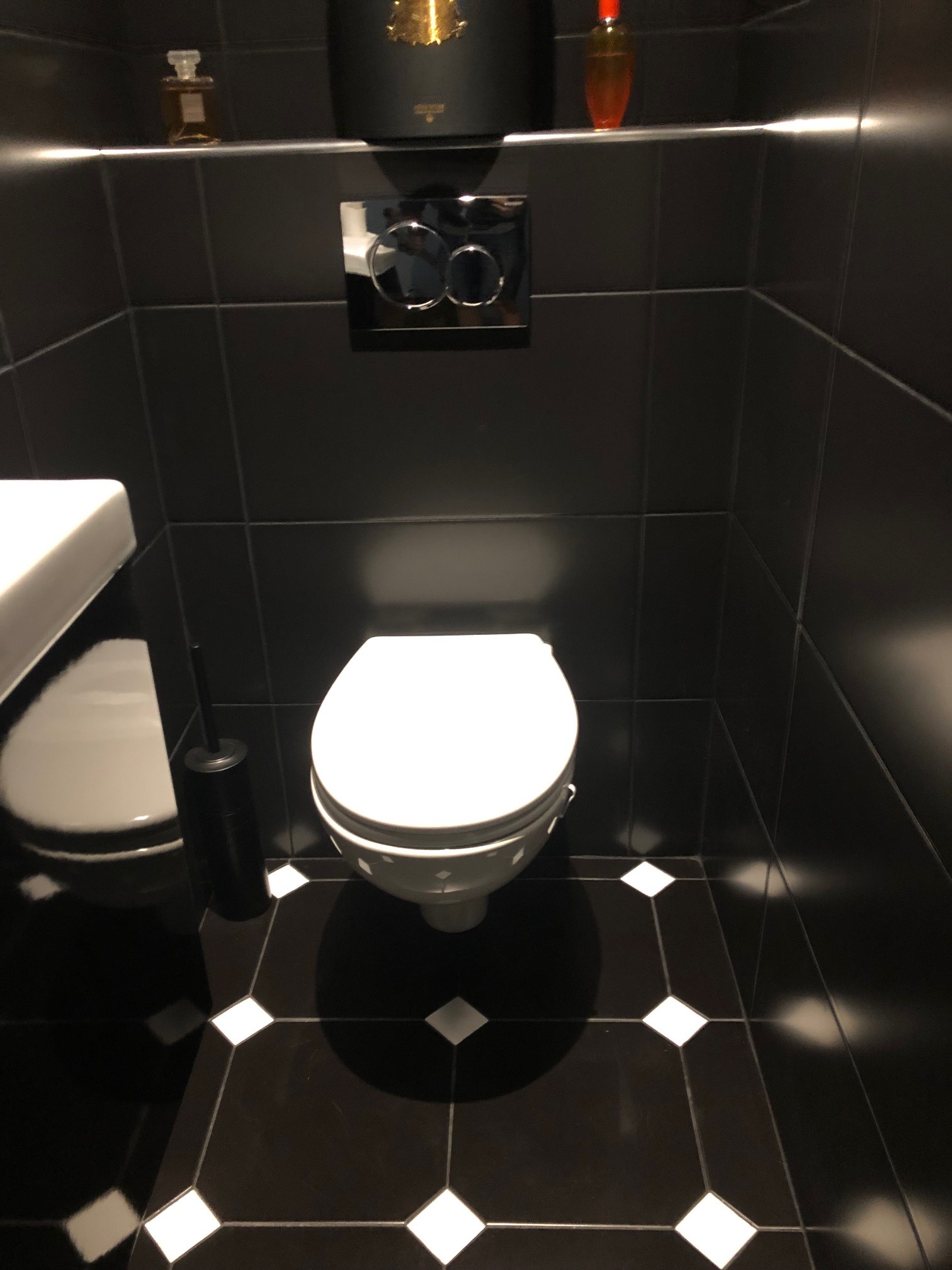 Rénovation d'un wc en 2024 à Canne. Interior Design rénovation -peinture
