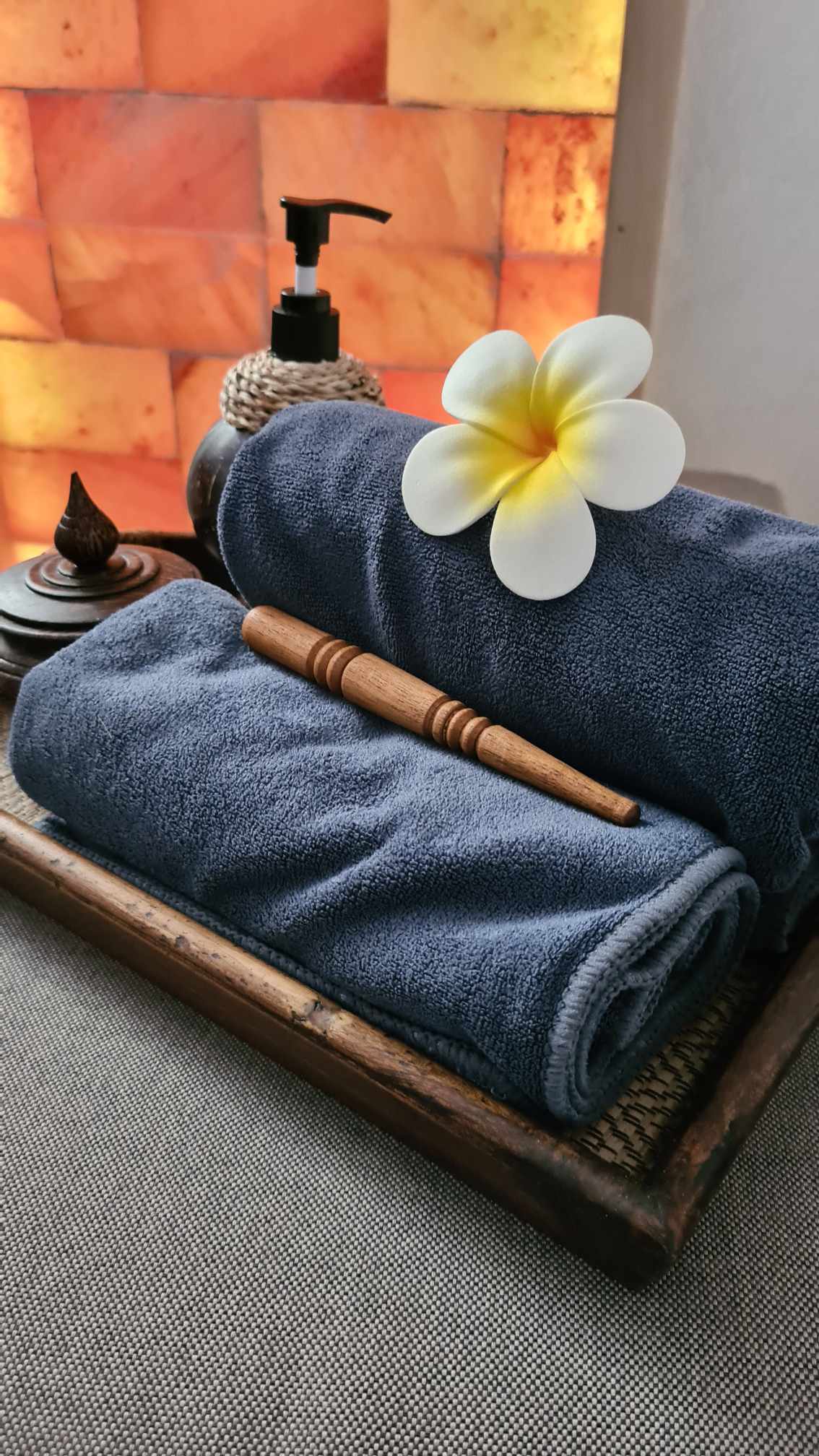 Mur de sel de l'himalaya rétro-éclairé centre  Lit'dromassage wellness Spa & beauty à la Réunion- ste-clotilde