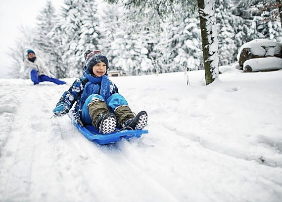 "Luge" "Neige" "Le Lioran" "Hiver" "Enfant" "Location de Luge" "Station de ski" "Cantal" "Auvergne" "Montagne" "Séjour au Lioran"