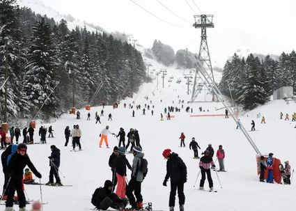 "Ski" "Le Lioran" "Station de ski" "Neige" "Hiver" "Skieur sur la piste" "Location de ski" "Séjour au Lioran" "Cantal" "Auvergne" "Montagne"