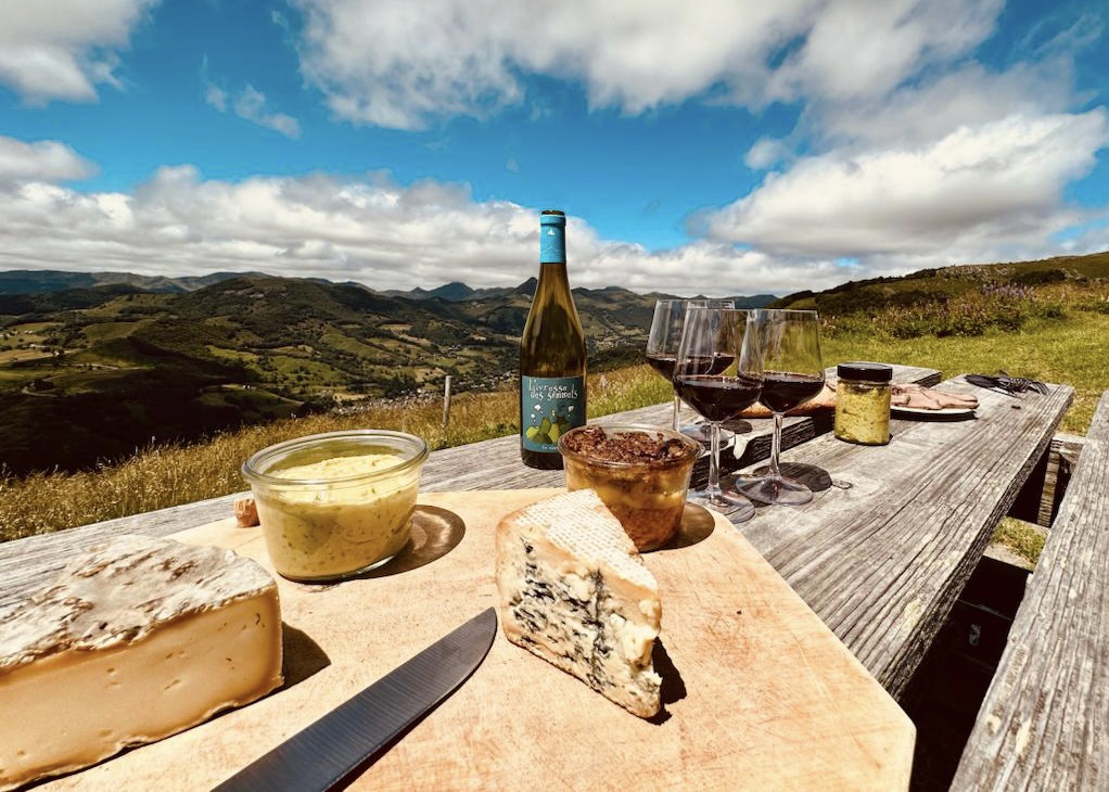 "Le Lioran Cantal", "Hébergement au Lioran", "Restaurant au Lioran", "Séjour en Auvergne", "Station de ski", "ski alpin", "vacances en montagne", "activités hivernales", "Montagne", "Station de Ski", "Été", "Hiver". 